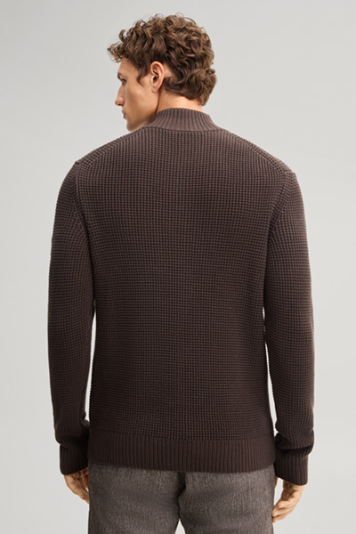 Leads to product detail page "In dark brown"