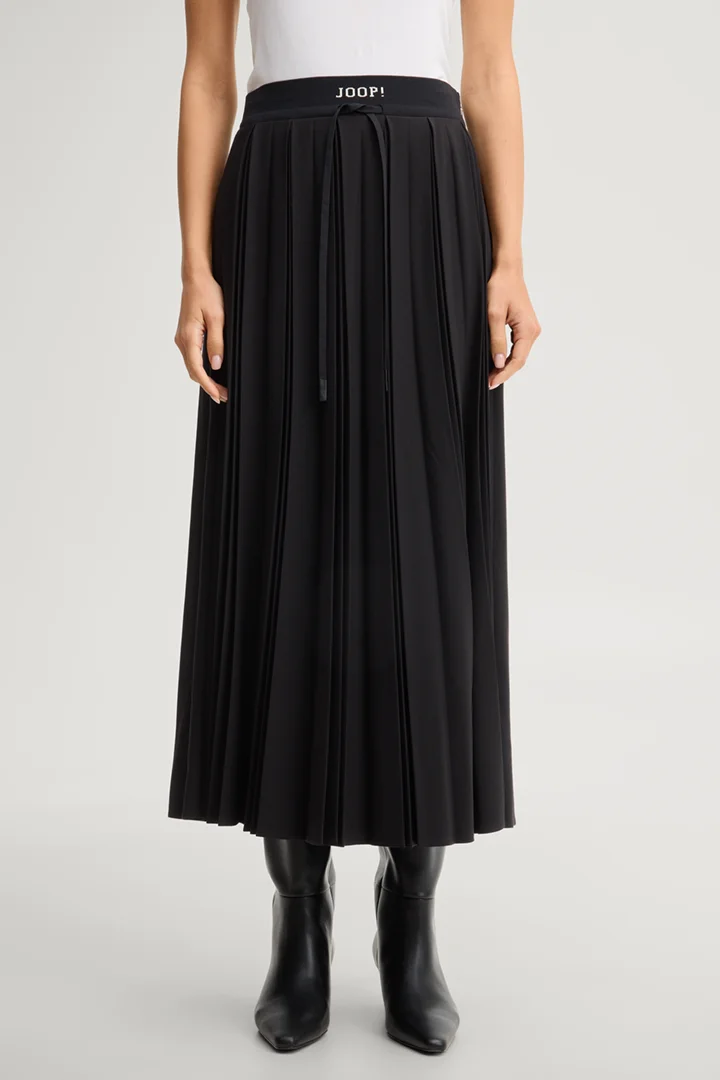 Leads to product detail page "Black flannel midi skirt"