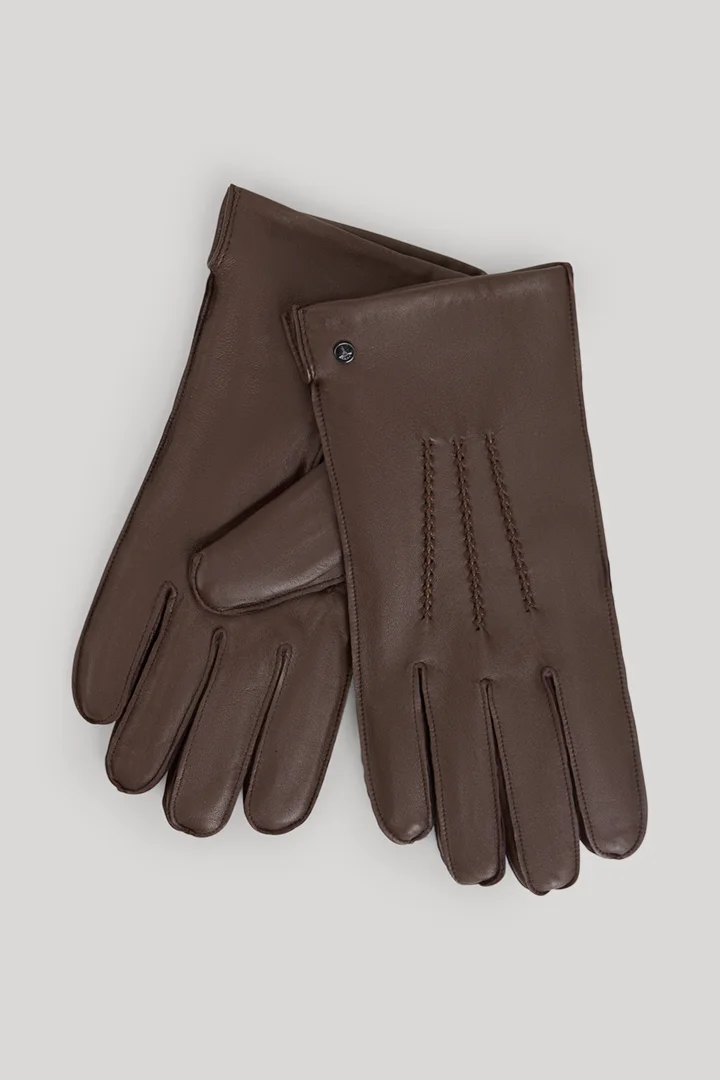 Leads to product detail page "Gloves in Dark Brown"
