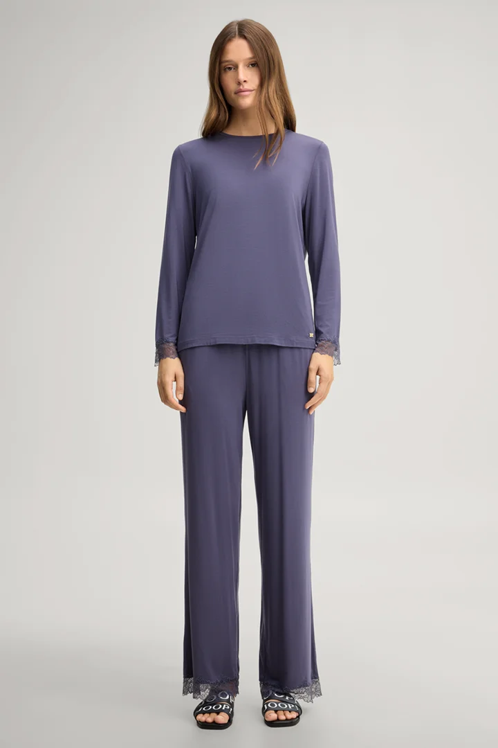 Leads to product detail page "Grey loungewear shirt"
