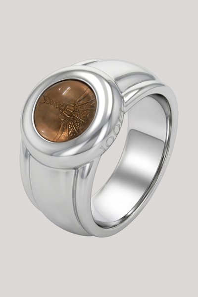 Leads to product detail page "Silver signet ring"