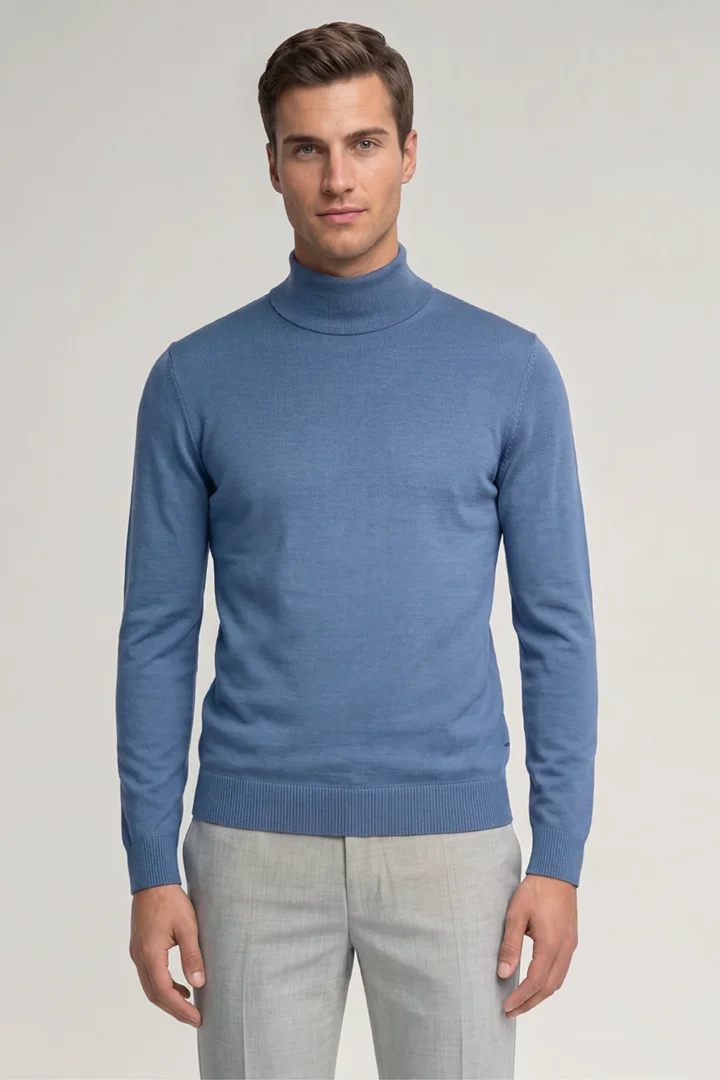 Leads to product detail page "Rollkragen-Pullover aus Schurwolle in Blau"