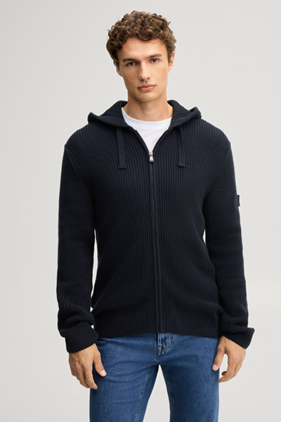 Leads to product detail page "Dark blue hooded jumper"