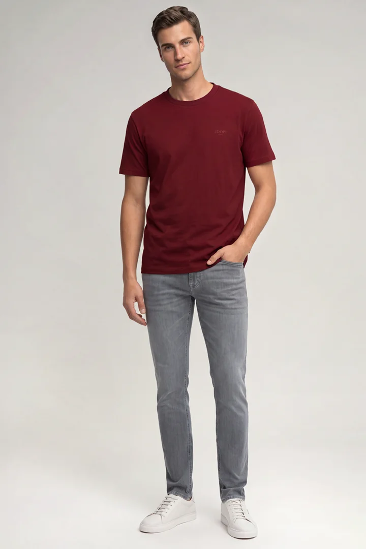 Leads to product detail page "T-shirt with a logo print in red"