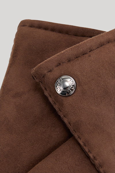 Leads to product detail page "Gloves in Brown"