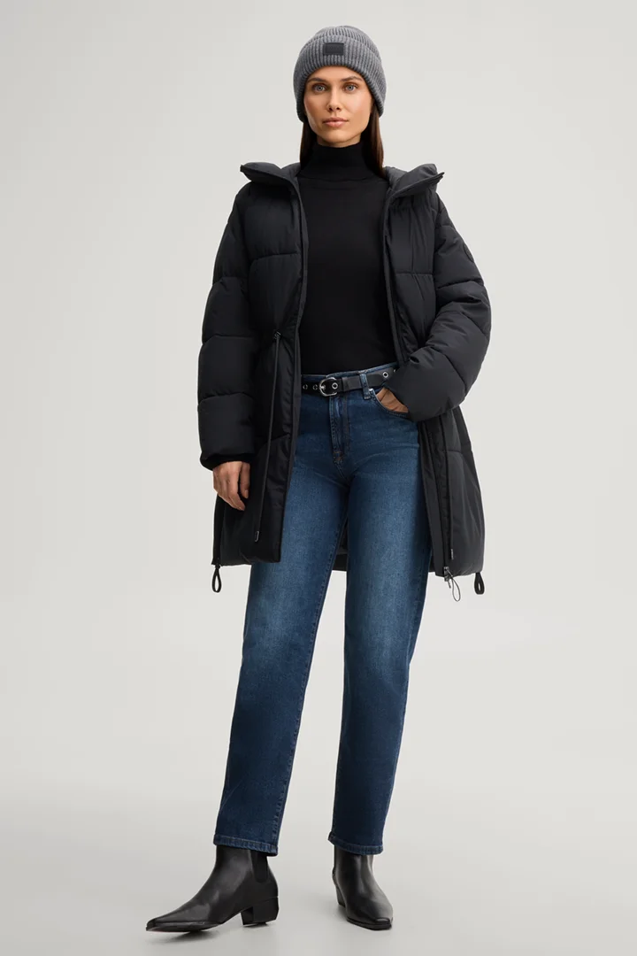 Leads to product detail page "Black parka"