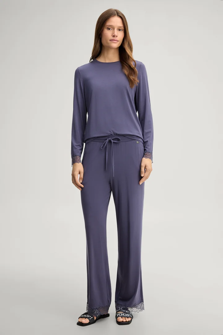 Leads to product detail page "Grey loungewear trousers"