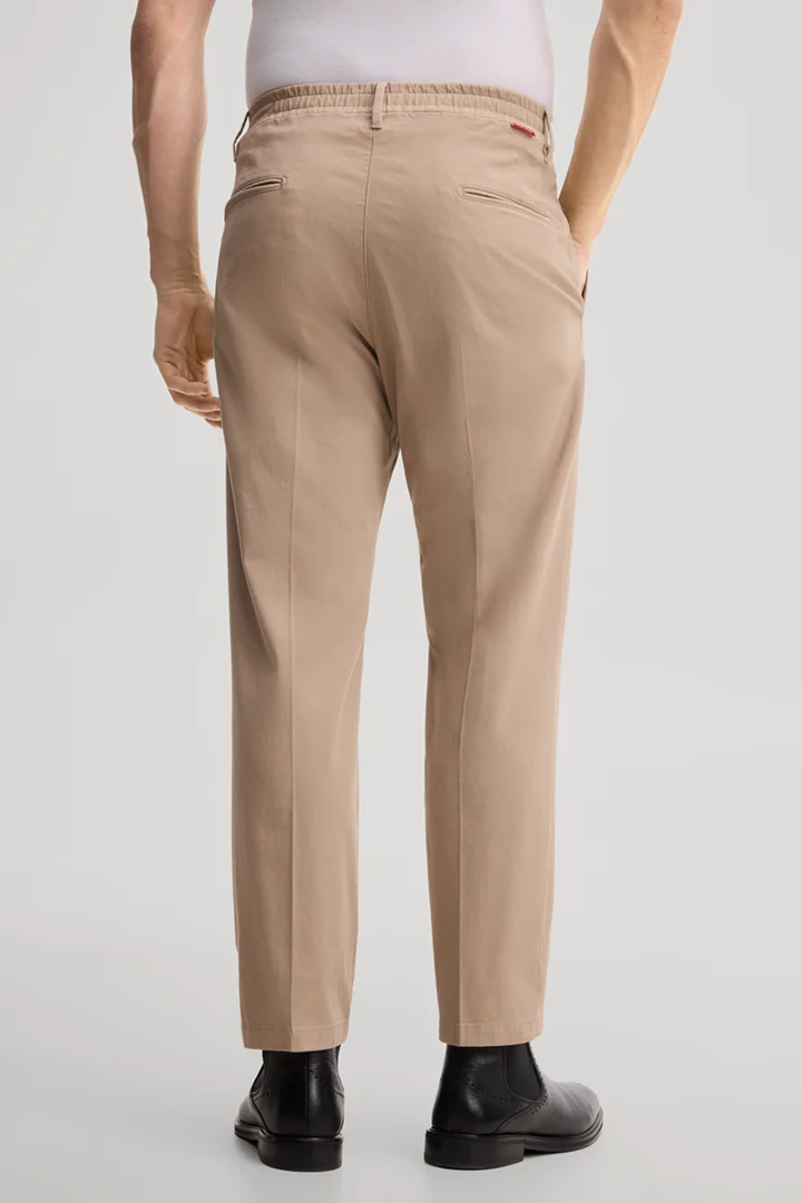 Leads to product detail page "Chino in Beige"