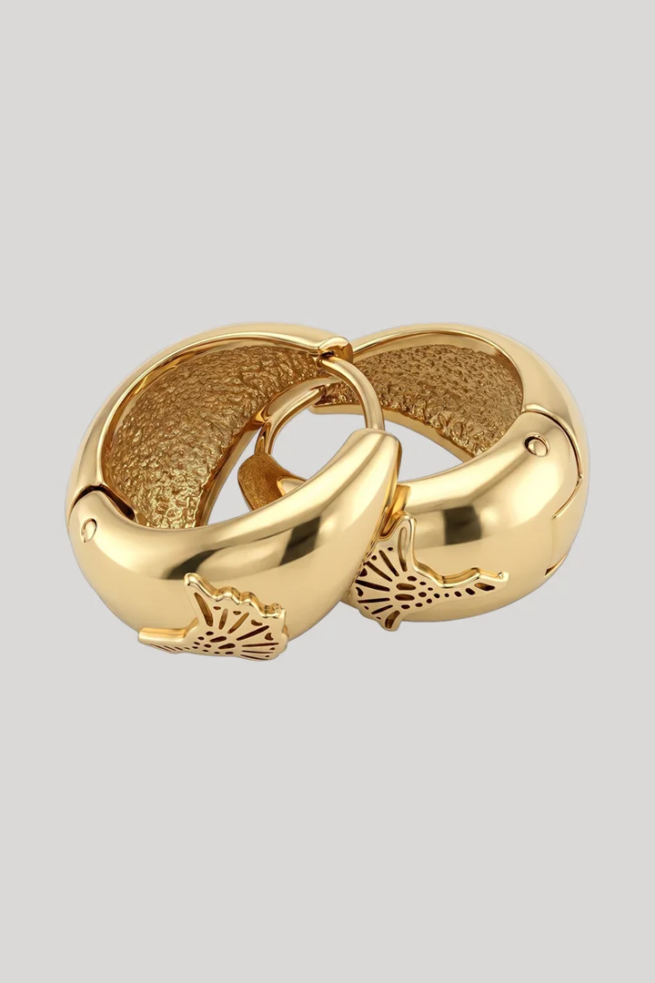Leads to product detail page "Gold hoop earrings"