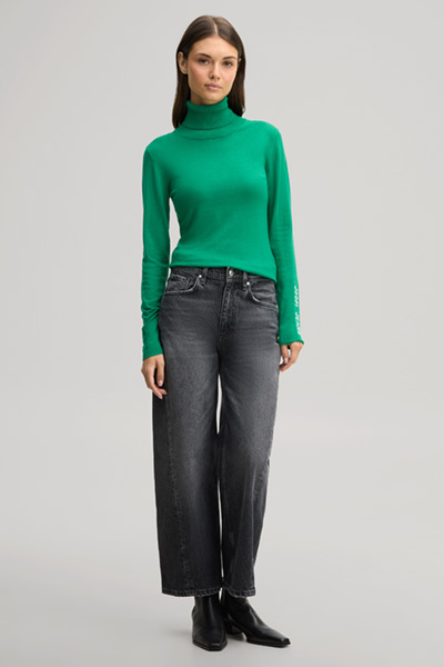 Leads to product detail page "Viscose turtleneck jumper in green"