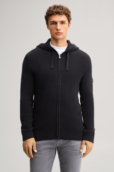 Leads to product detail page "Black hooded jumper"