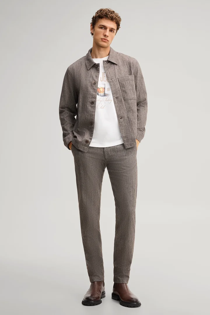 Leads to product detail page "Dark brown chino trousers"