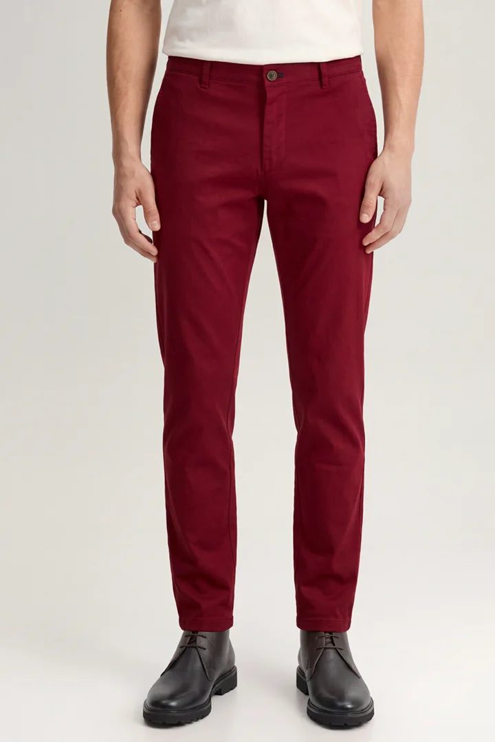 Führt zu Produktdetailseite „Chino in Bordeaux"
