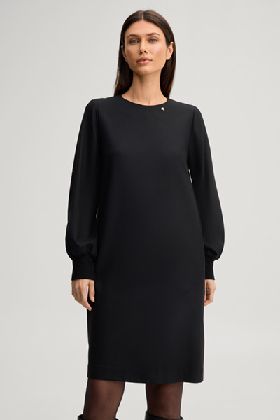 Leads to product detail page "Black dress"