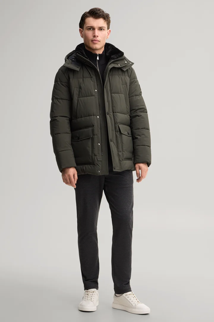 Leads to product detail page "Dark green parka"
