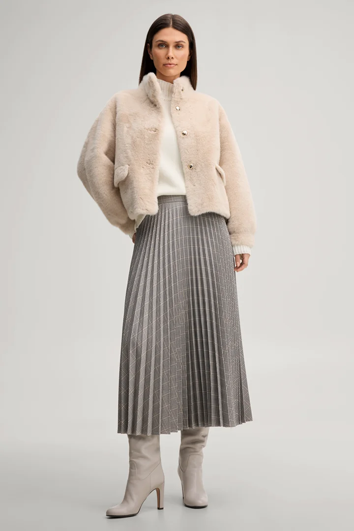 Leads to product detail page "Faux fur jacket with a stand-up collar in ecru"