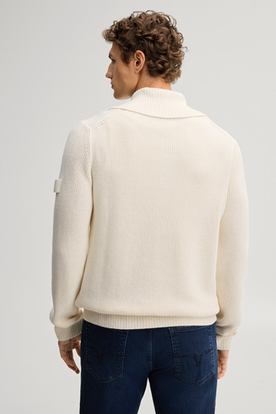 Leads to product detail page "Offwhite cotton jumper"
