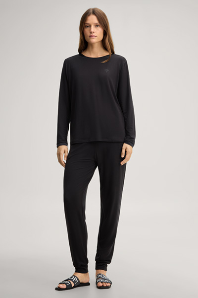 Leads to product detail page "Black loungewear shirt"