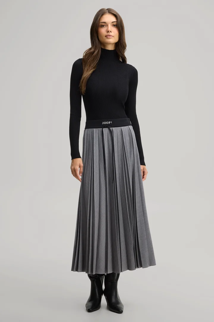 Leads to product detail page "Midi flannel skirt in marl grey"