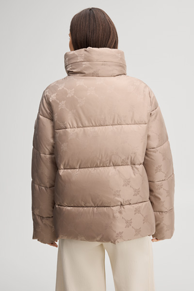 Leads to product detail page "Beige patterned cornflower quilted jacket"