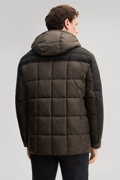 Leads to product detail page "Dark green parka"