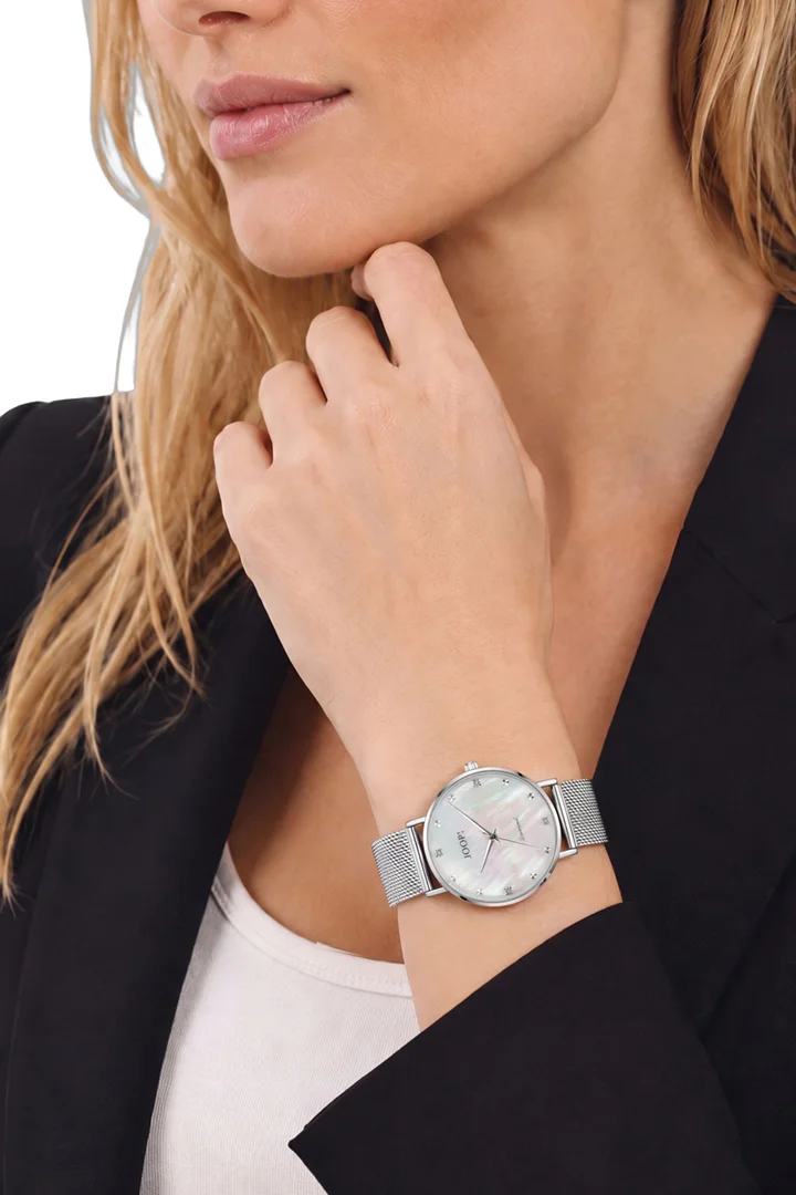 Leads to product detail page "Women’s silver wristwatch"