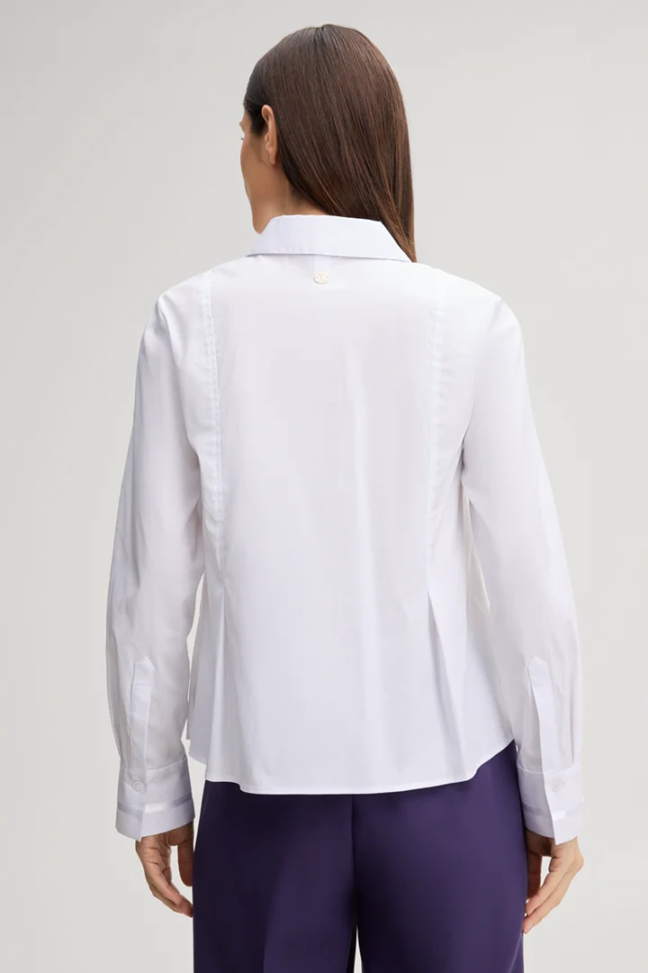 Leads to product detail page "White cotton-blend shirt"