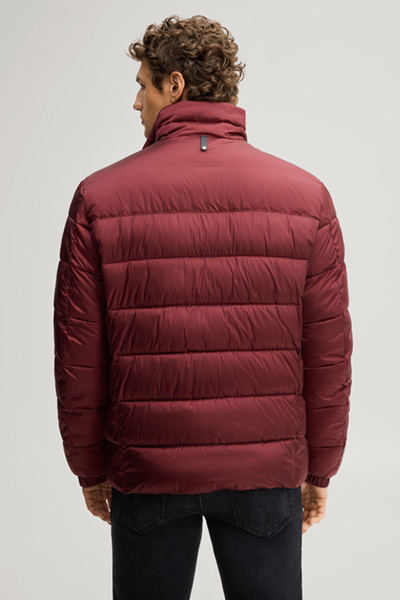 Leads to product detail page "Quilted jacket with a stand-up collar in burgundy"