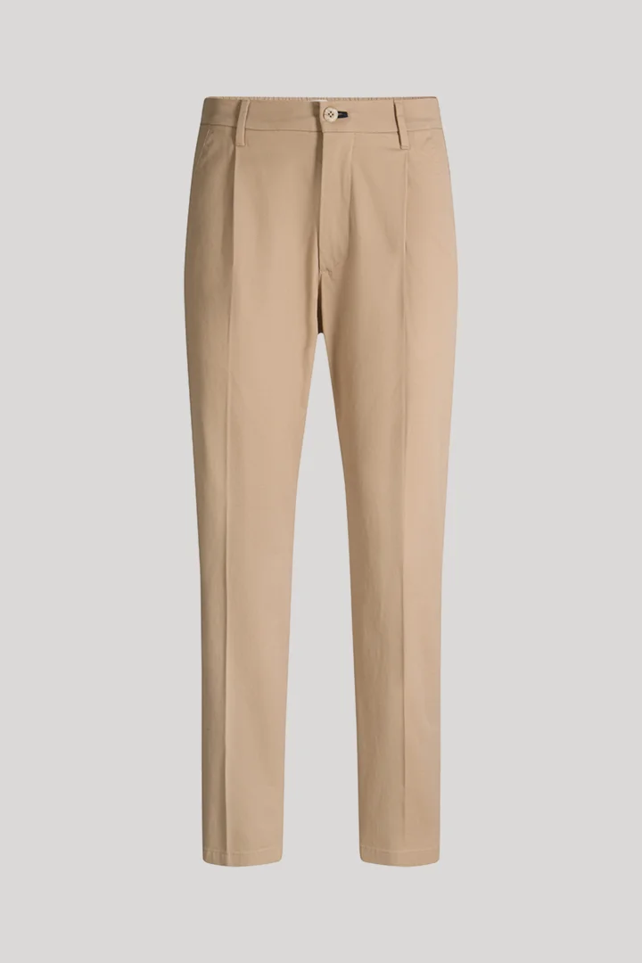 Leads to product detail page "Beige chinos"