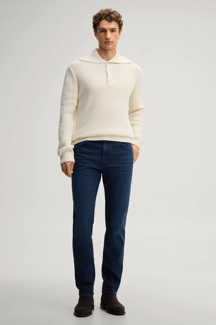Leads to product detail page "Offwhite cotton jumper"