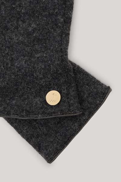 Leads to product detail page "Wool gloves in anthracite"