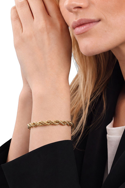 Leads to product detail page "Gold bracelet"