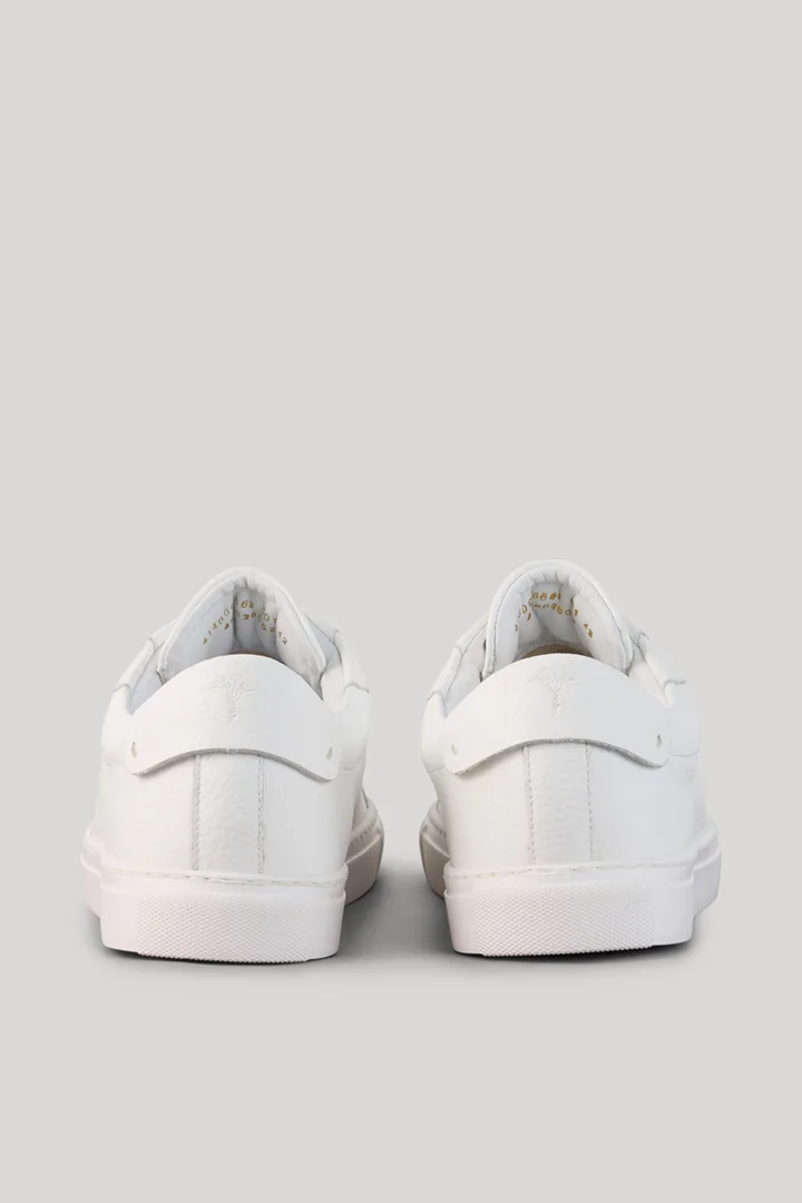 Leads to product detail page "Strutturo coralie trainers in offwhite"