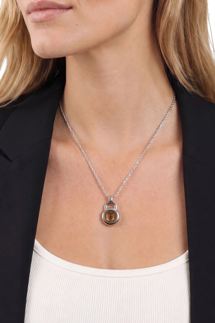 Leads to product detail page "Silver necklace with pendant"