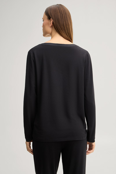 Leads to product detail page "Black loungewear shirt"