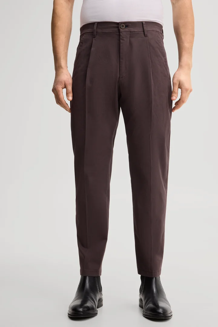 Leads to product detail page "Dark brown chinos"