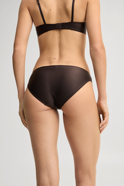 Leads to product detail page "Dark brown briefs"