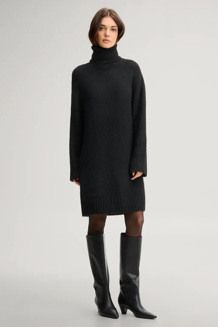 Führt zu Produktdetailseite „Strick-Kleid mit Rollkragen in Schwarz"