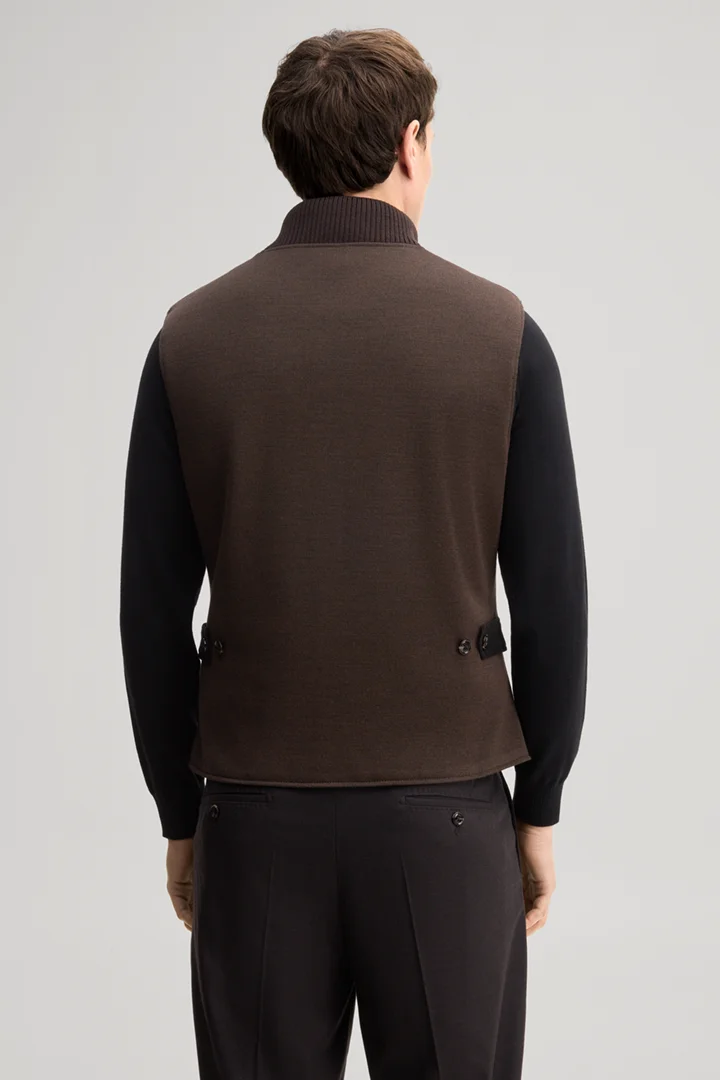 Leads to product detail page "Quilted waistcoat in dark brown"