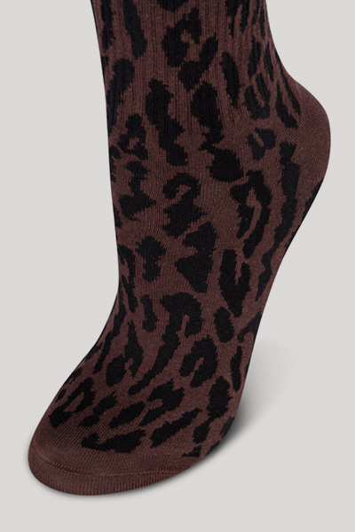 Leads to product detail page "‘For your daily glam’ socks in brown leopard print"