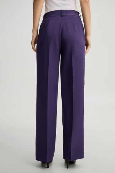 Leads to product detail page "Marlene trousers in purple"