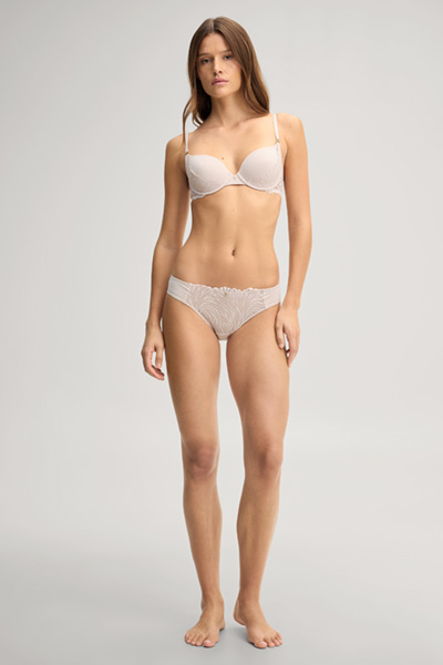 Leads to product detail page "Lace briefs in light pink"