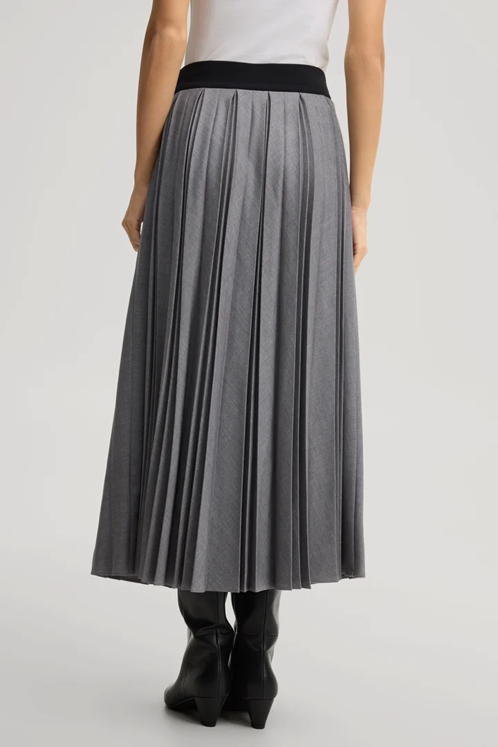 Leads to product detail page "Midi flannel skirt in marl grey"