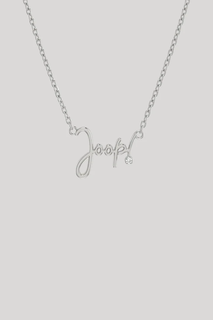 Leads to product detail page "Silver necklace with pendant"