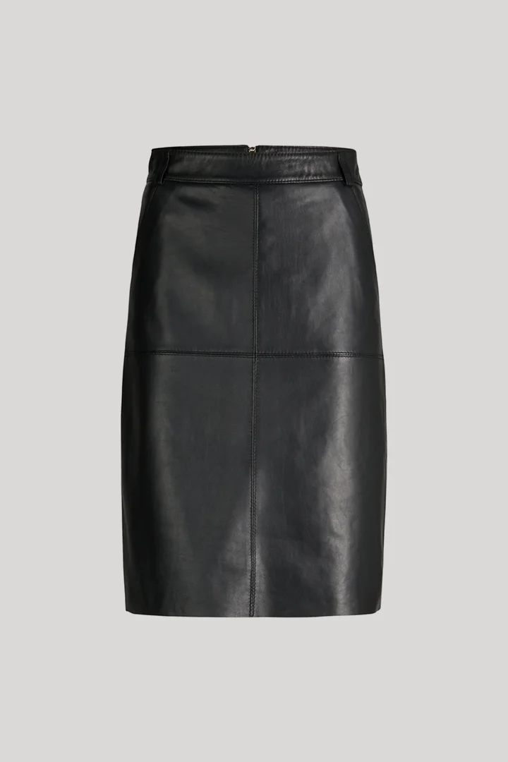 Leads to product detail page "Black leather skirt"