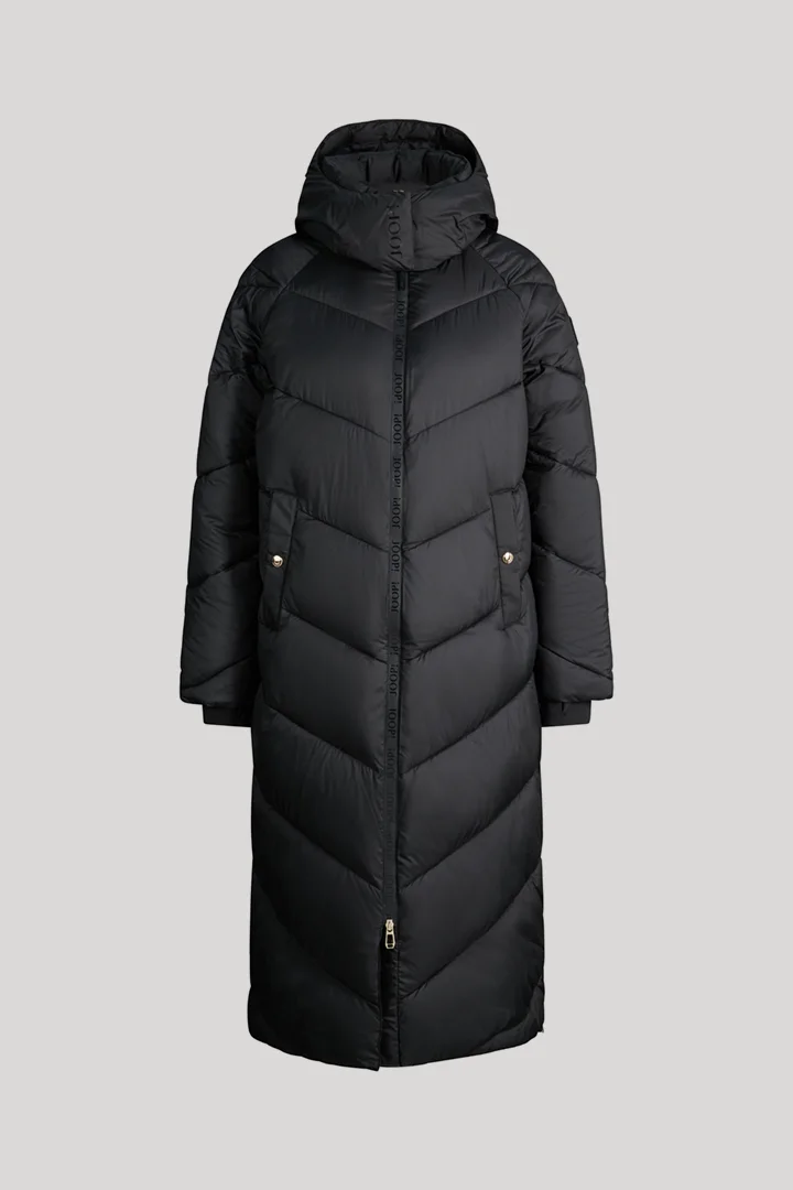 Führt zu Produktdetailseite „Maxi-Steppmantel in Schwarz"