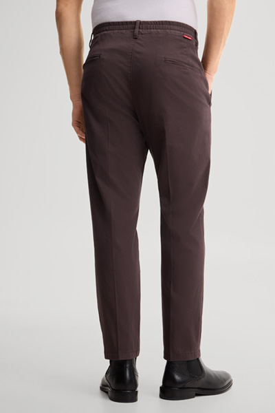 Leads to product detail page "Dark brown chinos"
