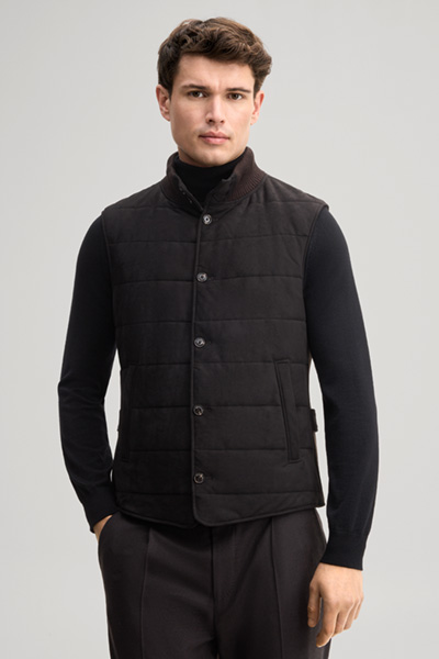 Leads to product detail page "Quilted waistcoat in dark brown"