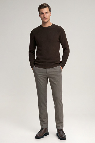 Leads to product detail page "Patterned beige chinos"