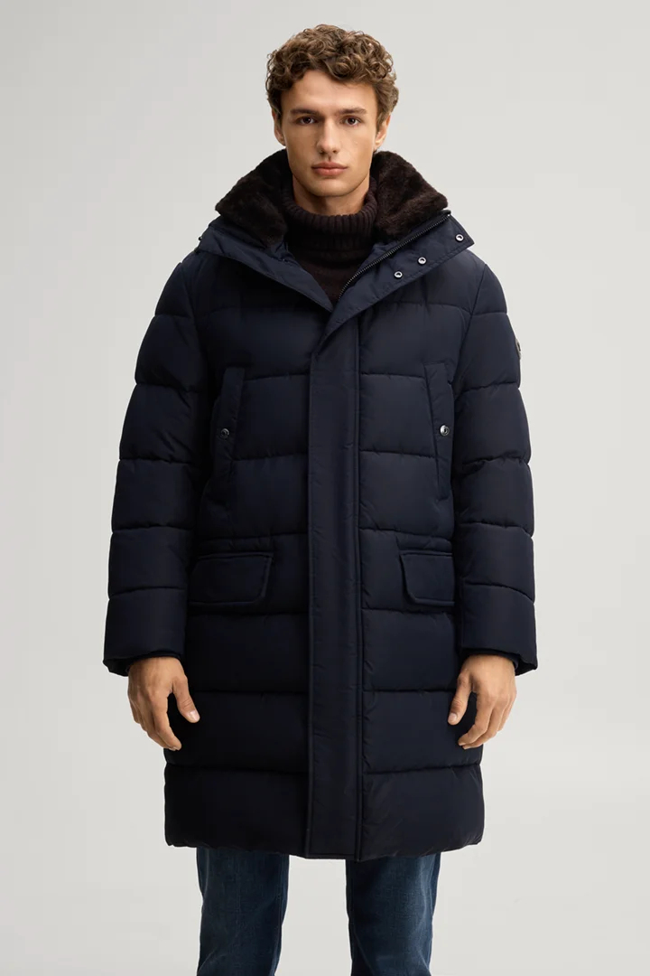 Führt zu Produktdetailseite „Steppmantel mit Kapuze in Navy"